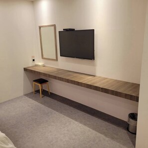 Minibar, desk, blackout curtains, soundproofing - Attic Hotel (Taipei)