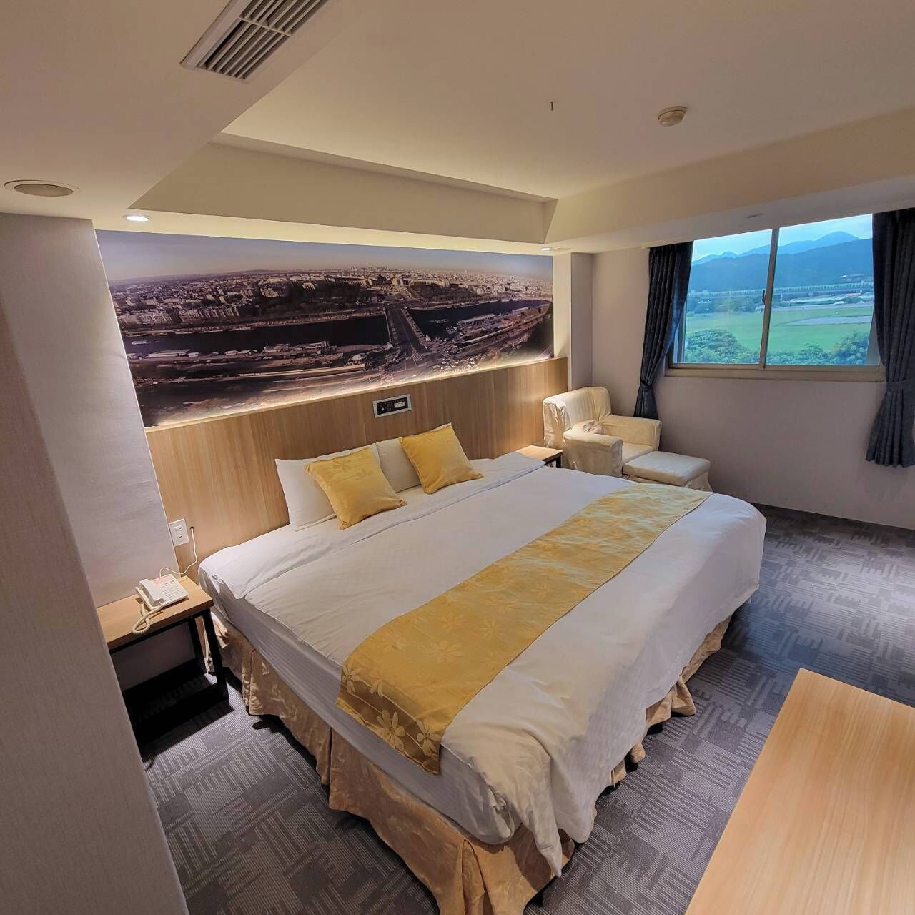 business double room | minibar, desk, blackout curtains, soundproofing