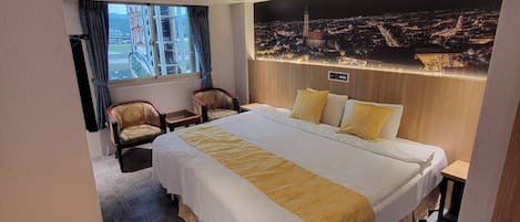 Minibar, Schreibtisch, Verdunkelungsvorhänge, schallisolierte Zimmer