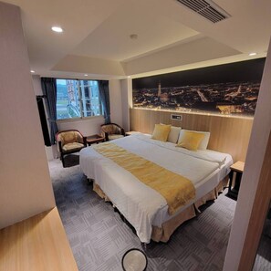 Minibar, escritorio, cortinas blackout y insonorización