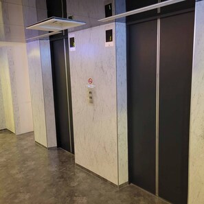 Habitación doble económica | Área de sala de estar | Televisión LCD