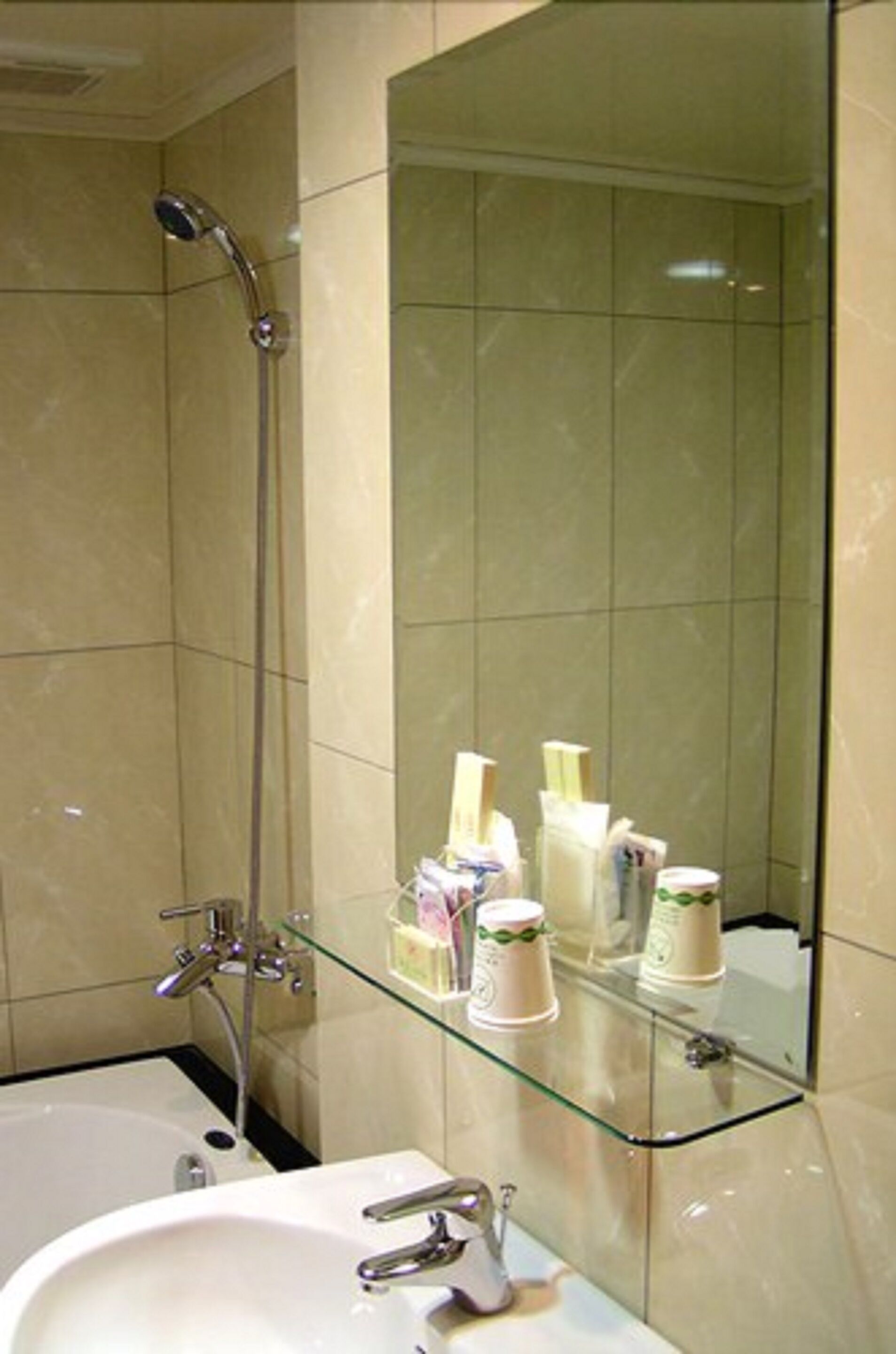 deluxe double room | bathroom | free toiletries, hair dryer, slippers, towels