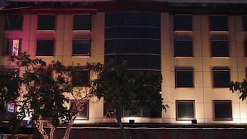 Bagian depan properti - sore/malam