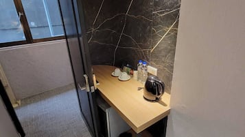 Minibar, escritorio, cortinas blackout y insonorización