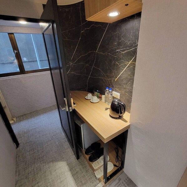Minibar, bureau, rideaux d’obscurcissement, système d’insonorisation