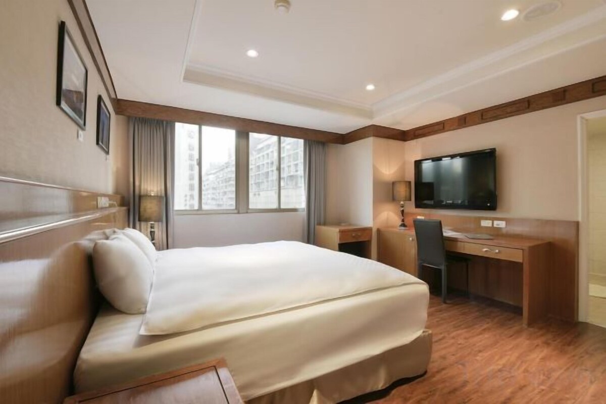 Escritorio, cortinas opacas, wifi gratis y ropa de cama