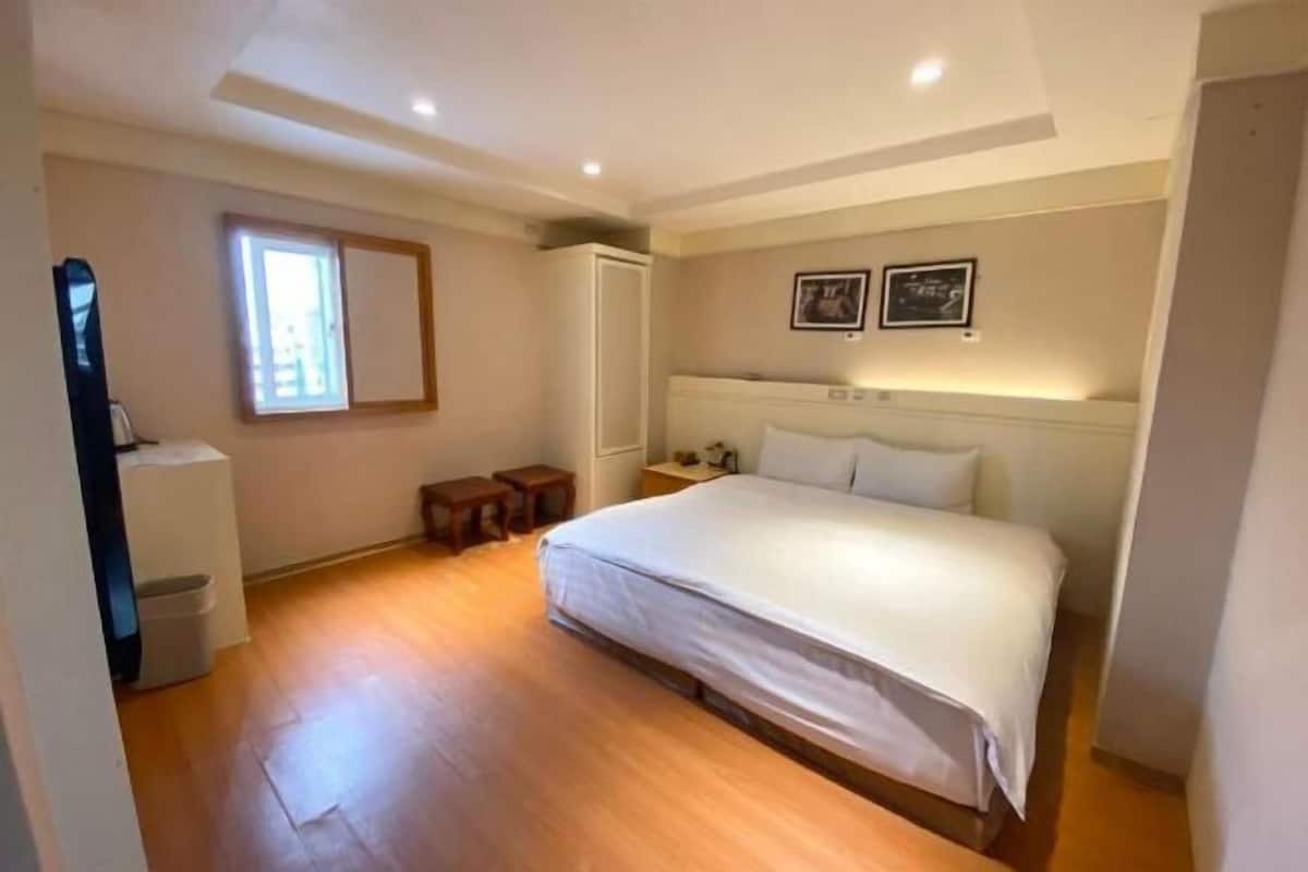 書桌、遮光布/窗簾、免費無線上網、床單