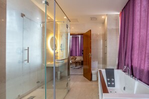Estudi en suite presidencial | Bany | Dutxa, articles de tocador gratuïts i tovalloles 