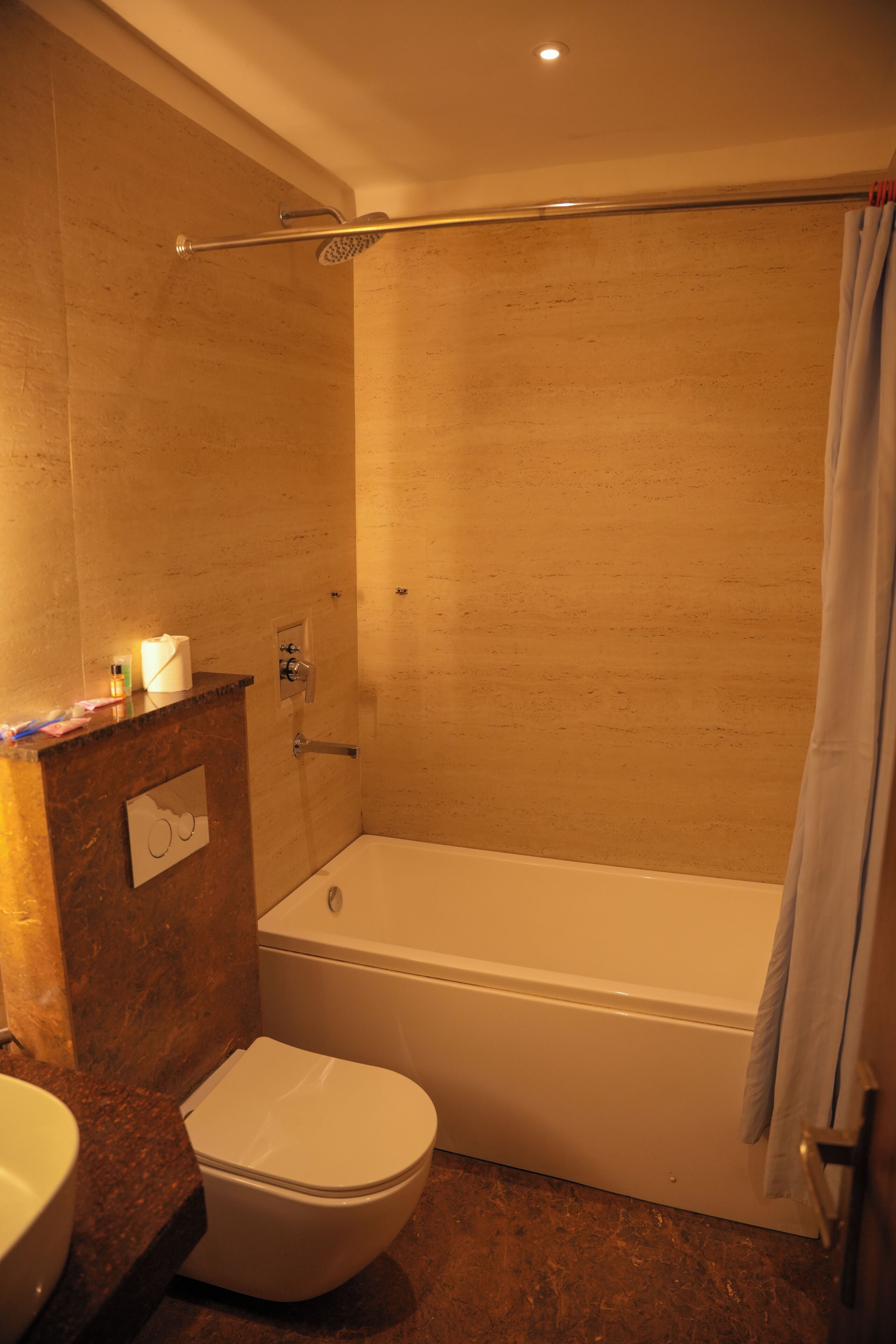 Un baño con bañera, inodoro y lavamanos.