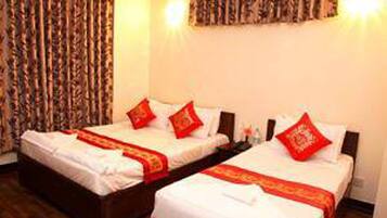 Deluxe-huone | Tallelokero huoneessa, työpöytÀ, ilmaiset lisÀvuoteet, ilmainen Wi-Fi