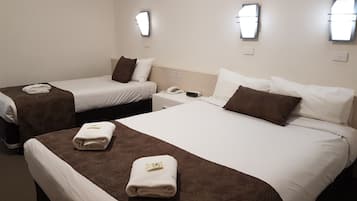 标准双人房 | 办公桌、熨斗/熨衣板、免费 WiFi、床单