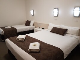 标准双人房 | 办公桌、熨斗/熨衣板、免费 WiFi、床单