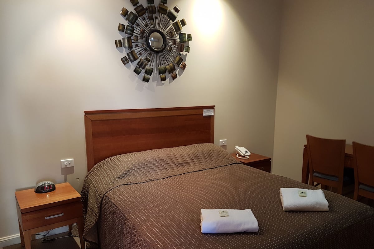 Standaard appartement, 1 slaapkamer | Een bureau, een strijkplank/strijkijzer, gratis wifi, beddengoed