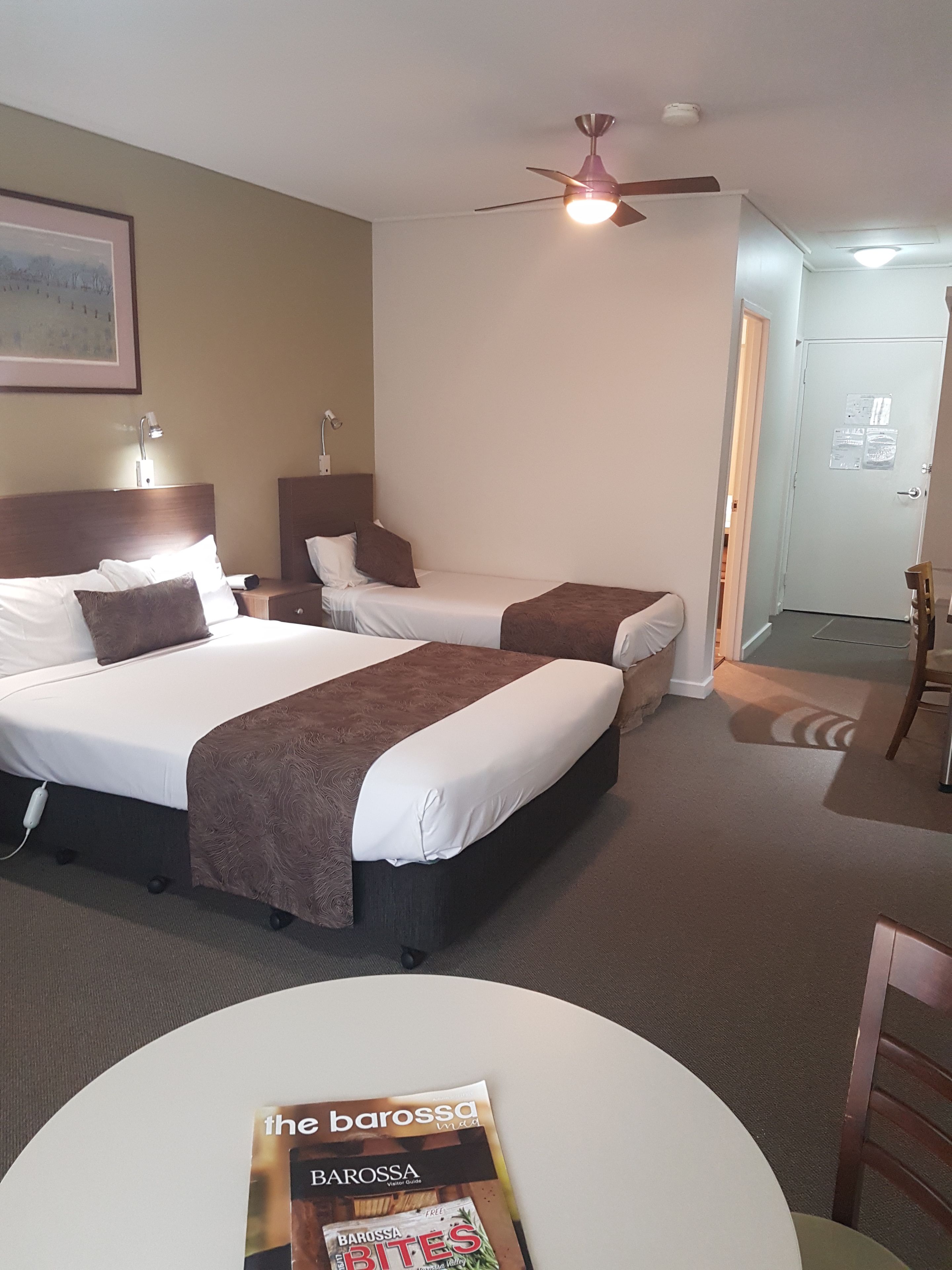 vine inn executive queen room | desk, iron/ironing board, free wifi, bed sheets