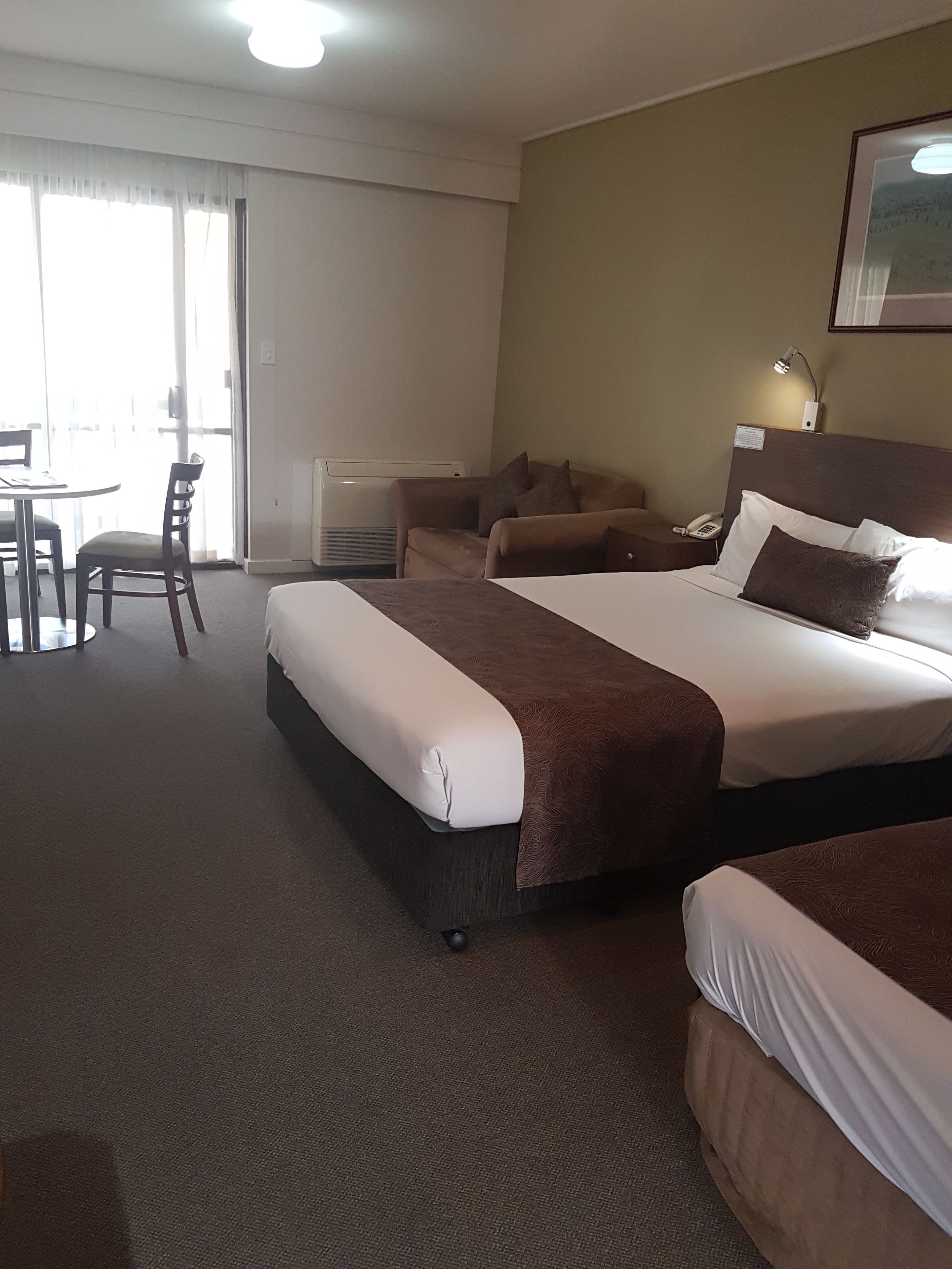 vine inn executive queen room | desk, iron/ironing board, free wifi, bed sheets