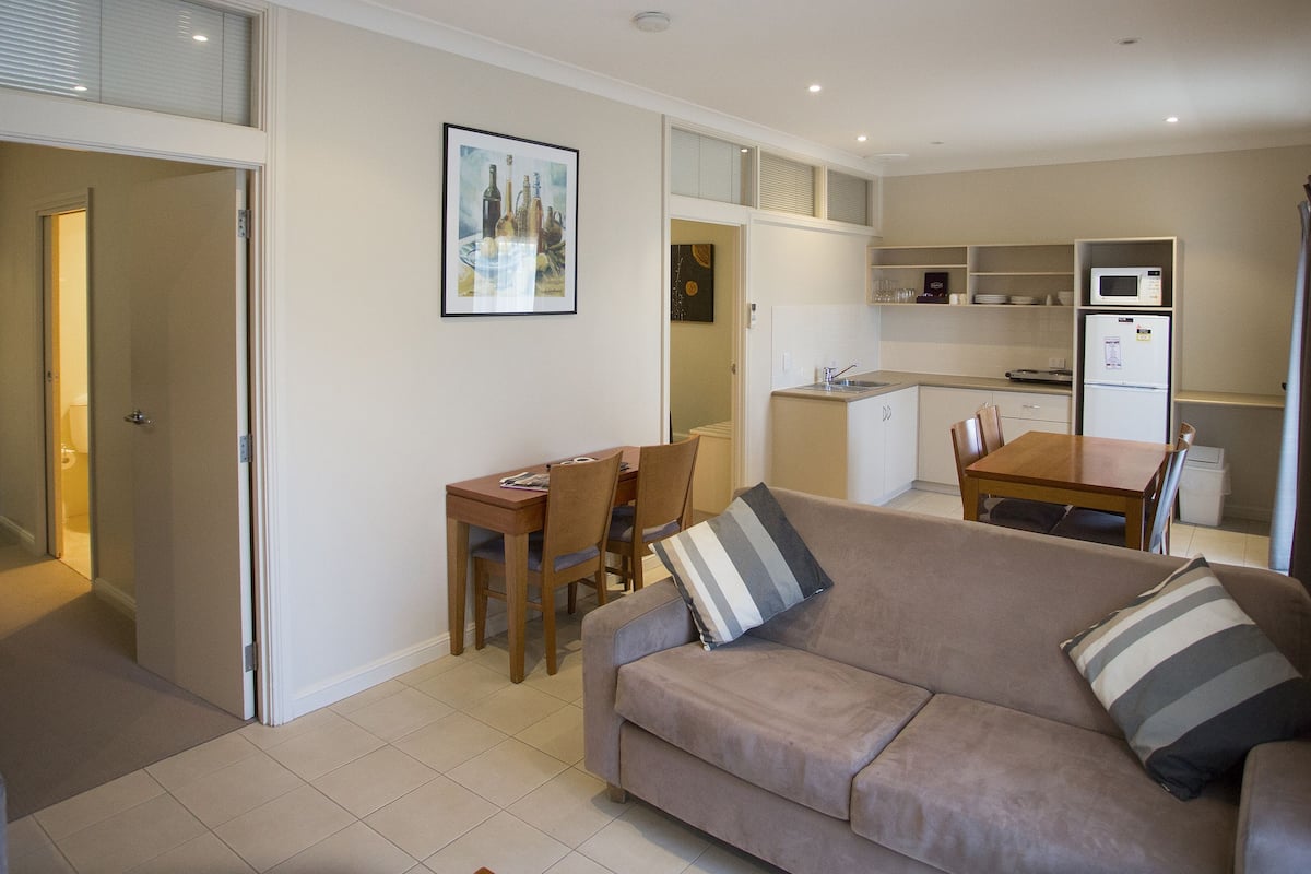Standaard appartement, 2 slaapkamers | Een bureau, een strijkplank/strijkijzer, gratis wifi, beddengoed