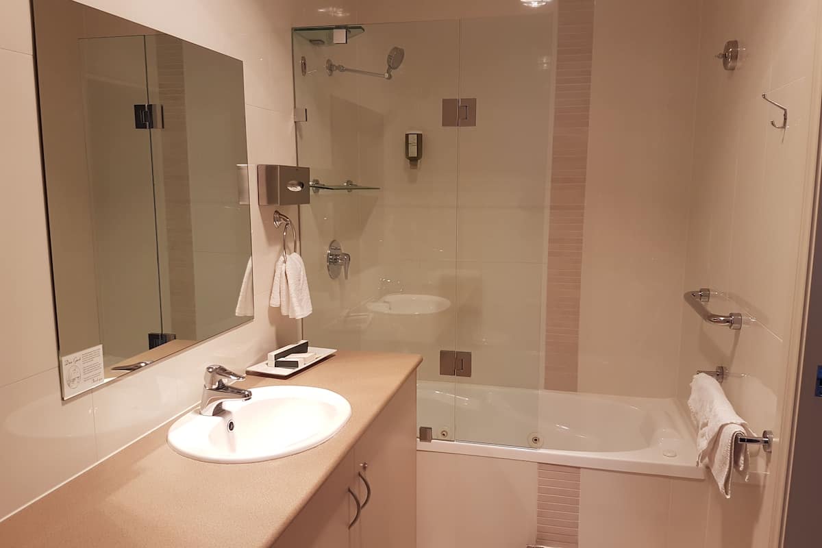 vine court one bedroom apartment | bathroom | shower, free toiletries, hair dryer, towels