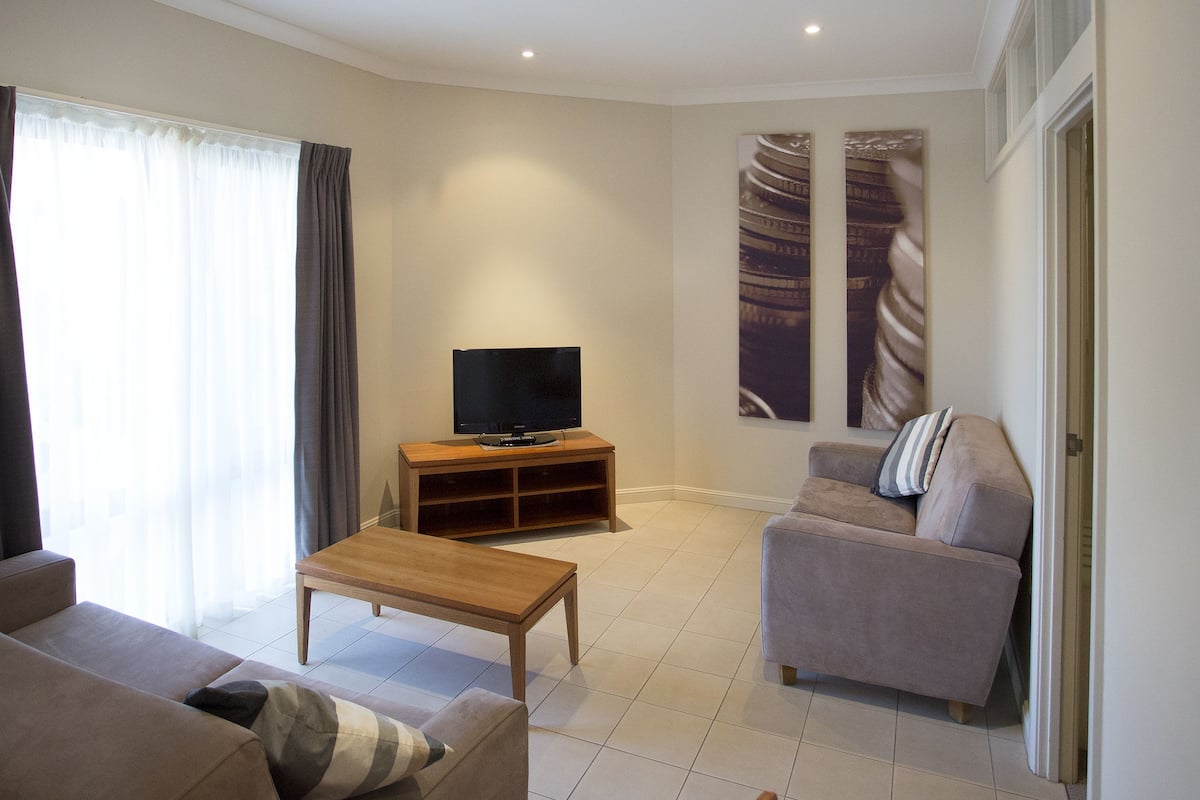 vine court two bedroom apartment | desk, iron/ironing board, free wifi, bed sheets