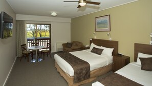 Escritorio, tabla de planchar con plancha, wifi gratis y ropa de cama 