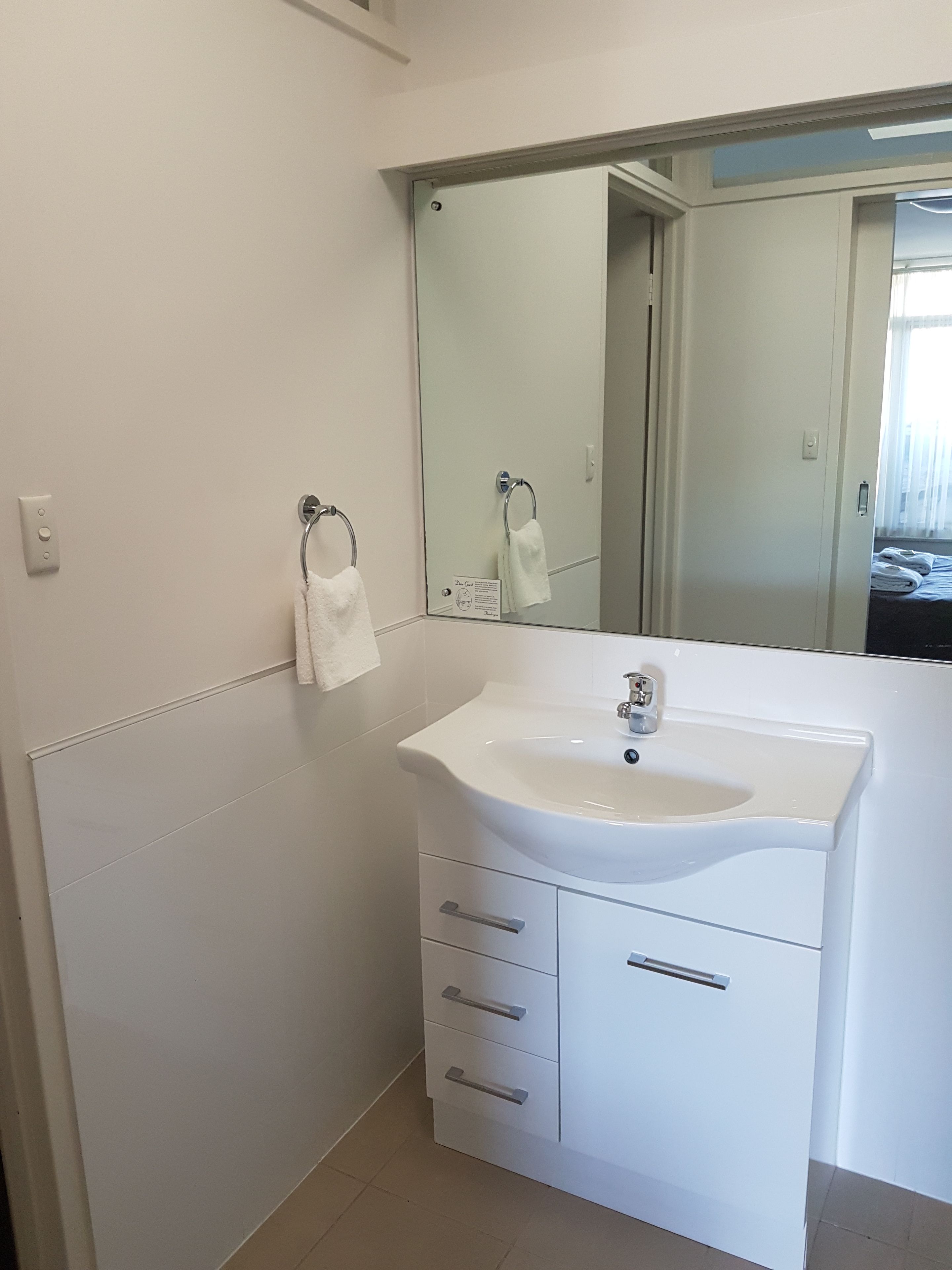 vine court standard double or twin | bathroom | shower, free toiletries, hair dryer, towels