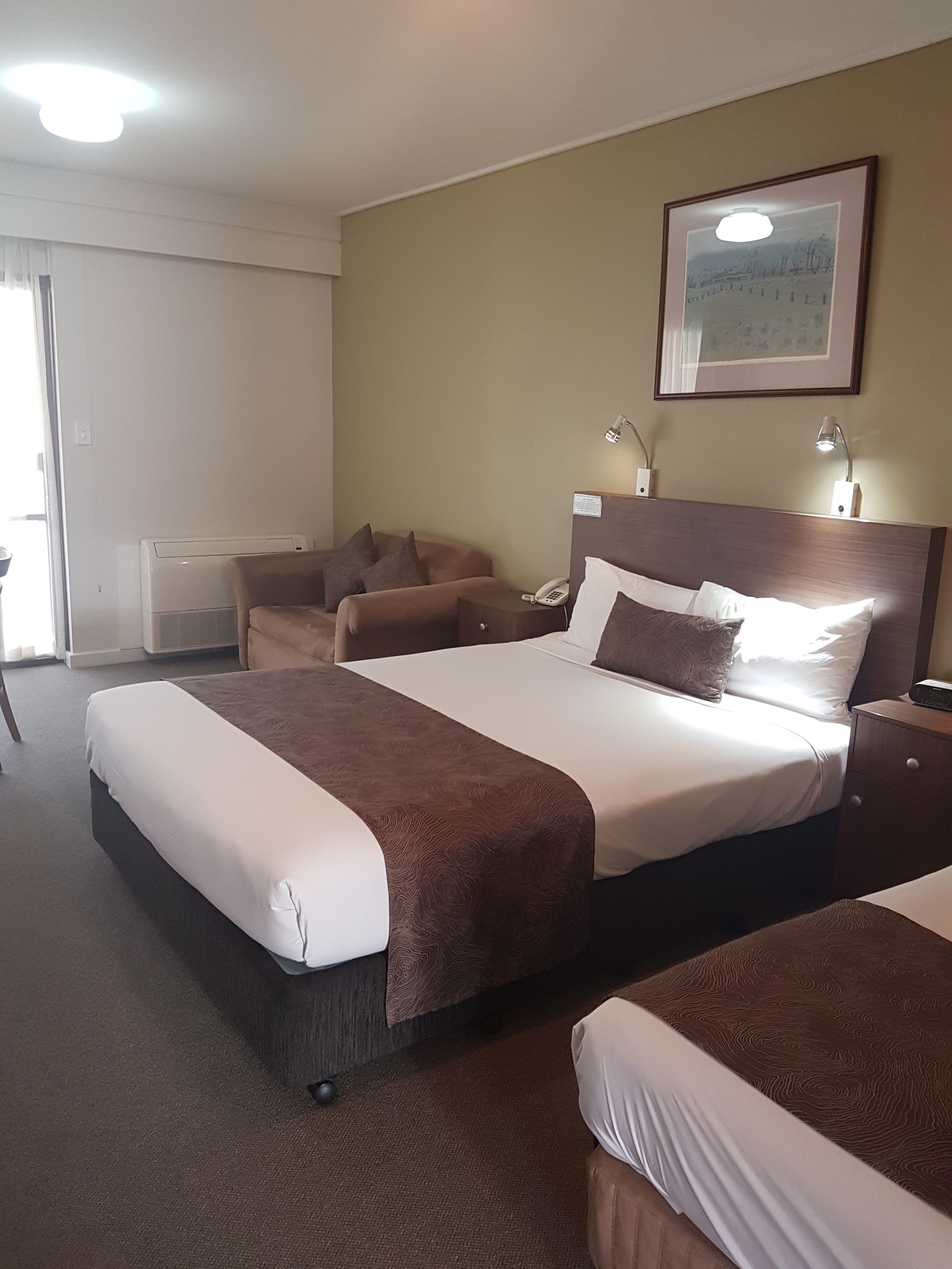 vine inn executive queen room | desk, iron/ironing board, free wifi, bed sheets