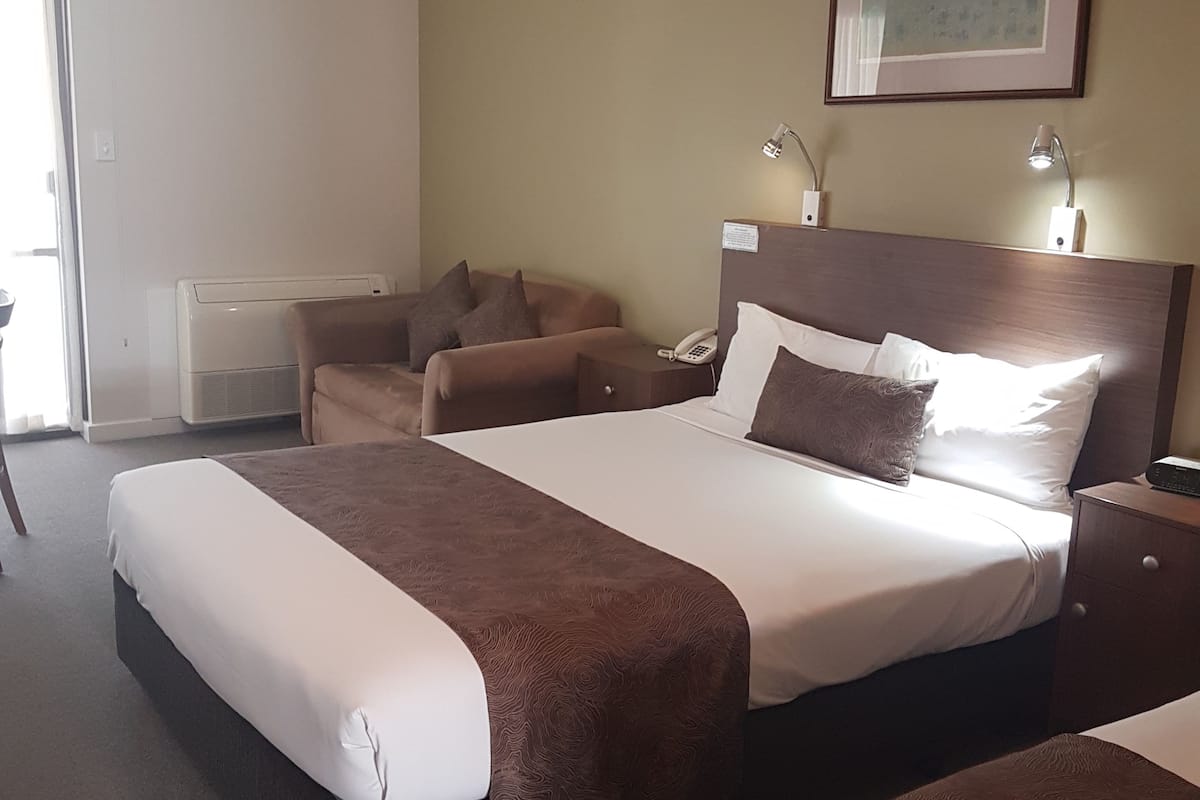 vine inn executive queen room | desk, iron/ironing board, free wifi, bed sheets
