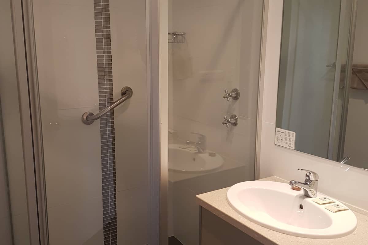 vine inn executive queen room | bathroom | shower, free toiletries, hair dryer, towels