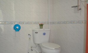 Regadera, amenidades de baño gratuitas, toallas 