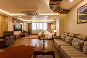 行政套房 | 高档床上用品、记忆海绵床垫、迷你吧、客房内保险箱