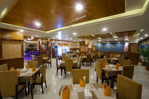 3 间餐厅，供应午餐、晚餐和早午餐