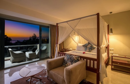 Honeymoon Suite (Superior) | Premium bedding, in-room safe, desk, laptop workspace