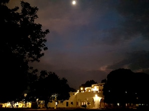 Depan hartanah - siang/malam