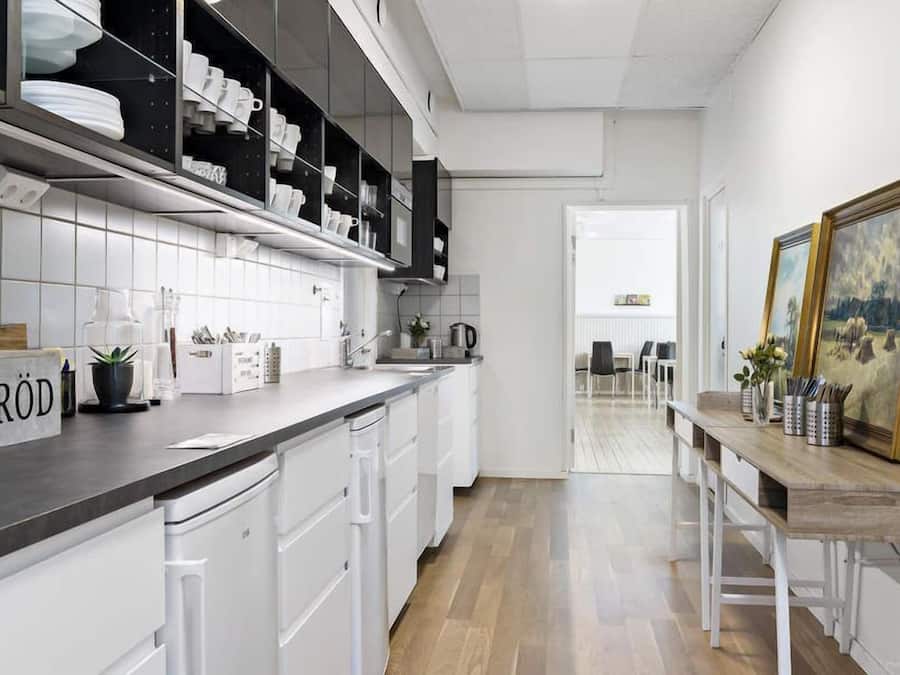 Een koelkast, een microgolfoven