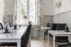 بوفيه فطور يوميًا بتكلفة قدرها (49 SEK للشخص)