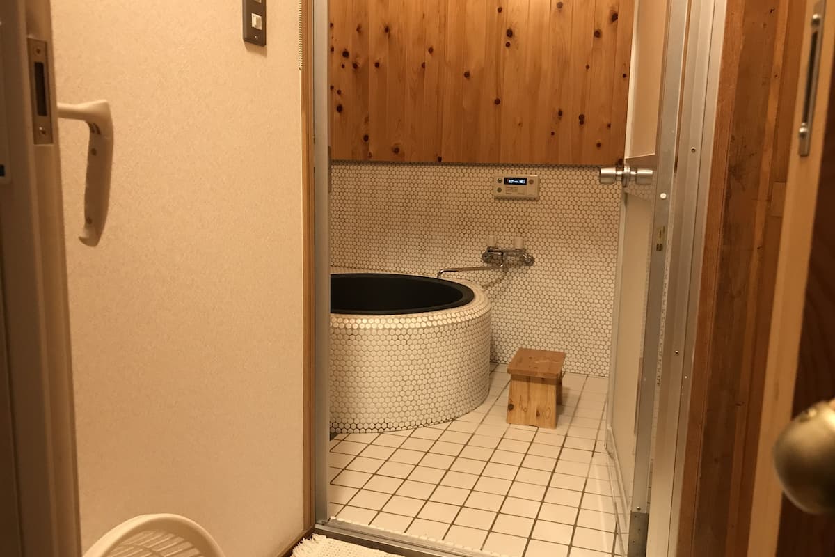 Ensemble baignoire-douche, articles de toilette (gratuits)