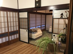 Maison Traditionnelle (For 5 guests) | Minibar, coffres-forts dans les chambres, bureau