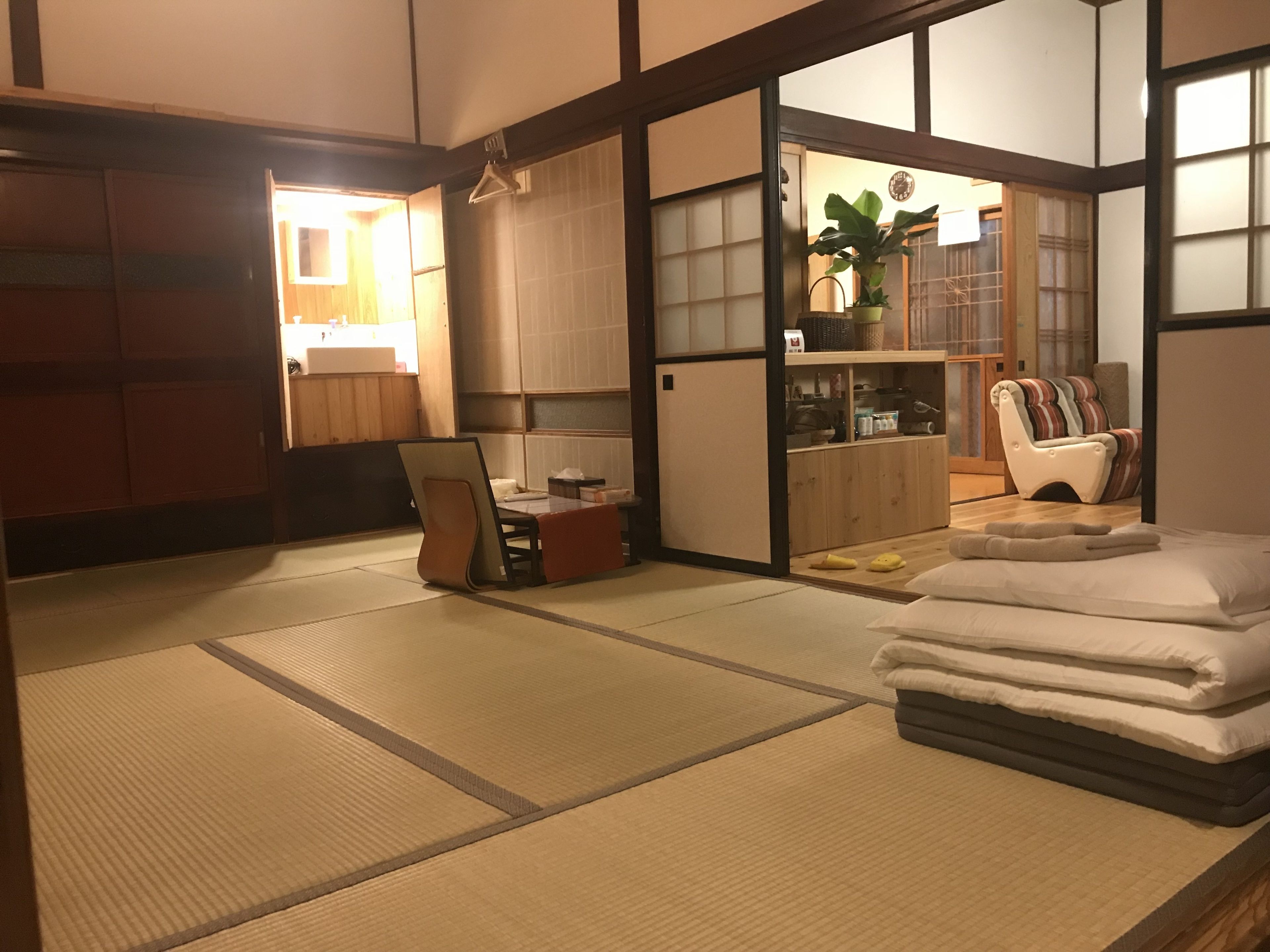 Minibar, coffres-forts dans les chambres, bureau