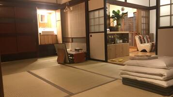 Minibar, coffres-forts dans les chambres, bureau