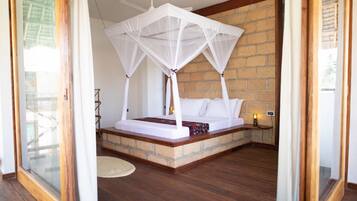 Comfort-Suite, Whirlpool, Poolblick | Bettwäsche aus ägyptischer Baumwolle, hochwertige Bettwaren, Zimmersafe