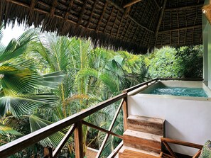 Suite Confort, hidromasaje, vista a la alberca | Sábanas de algodón egipcio y ropa de cama de alta calidad 