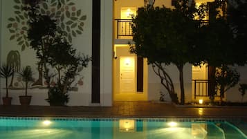 Außenpool, Pool mit Wasserfall, Sonnenschirme, Liegestühle