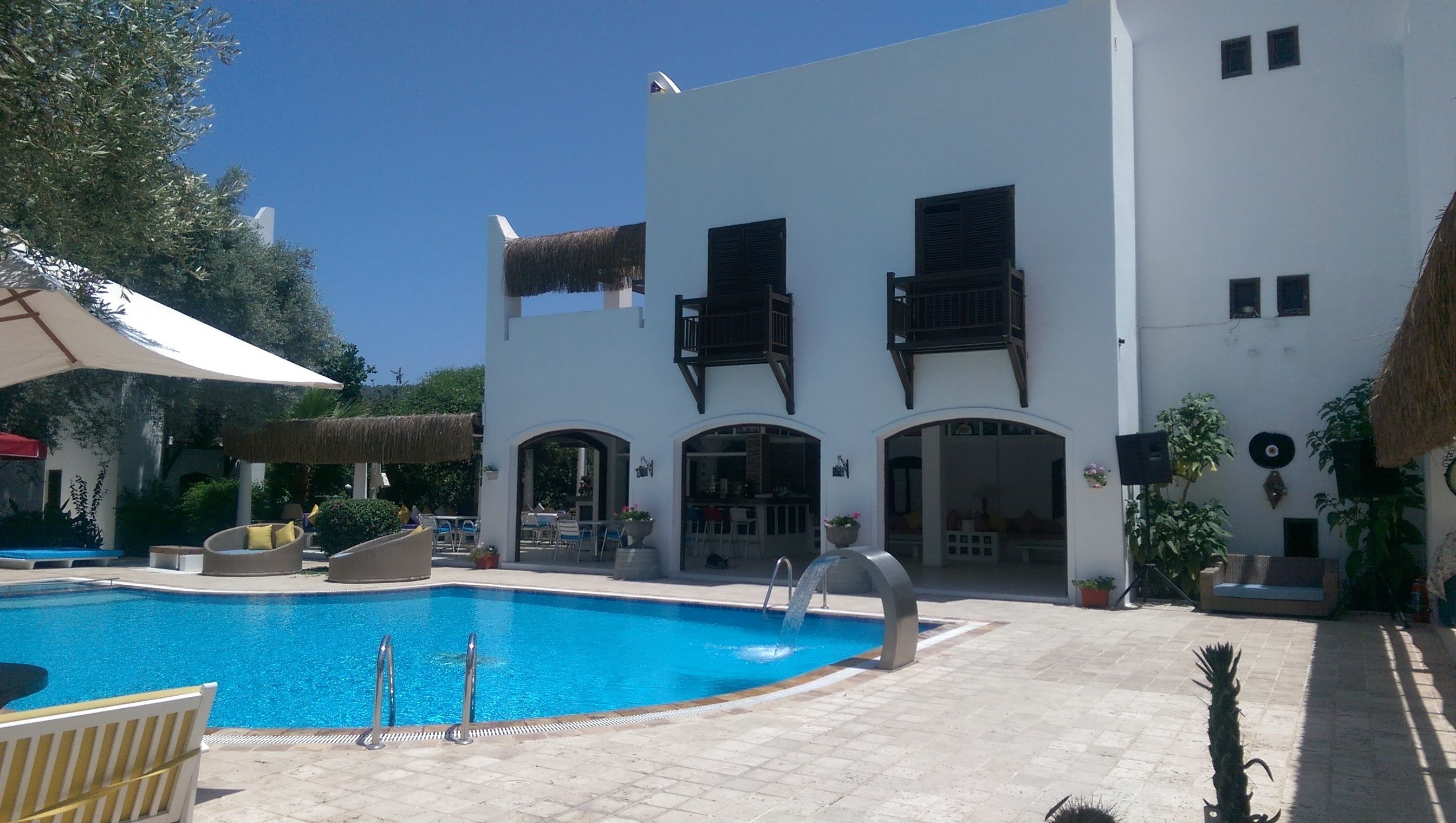 สระว่ายน้ำกลางแจ้ง, สระน้ำตก, ร่มริมสระว่ายน้ำ, เก้าอี้อาบแดดริมสระ