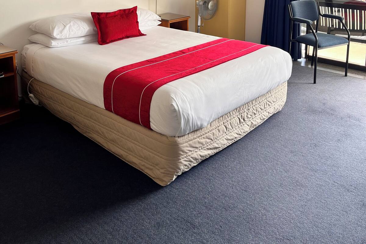 Studio, Room 14 | Premium bedding, iron/ironing board, cribs (surcharge), WiFi (free)