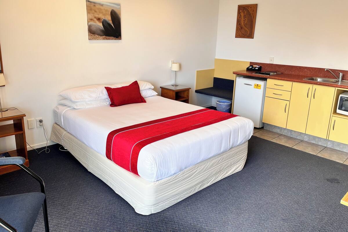 Studio, Room 17 | Premium bedding, iron/ironing board, cribs (surcharge), WiFi (free)