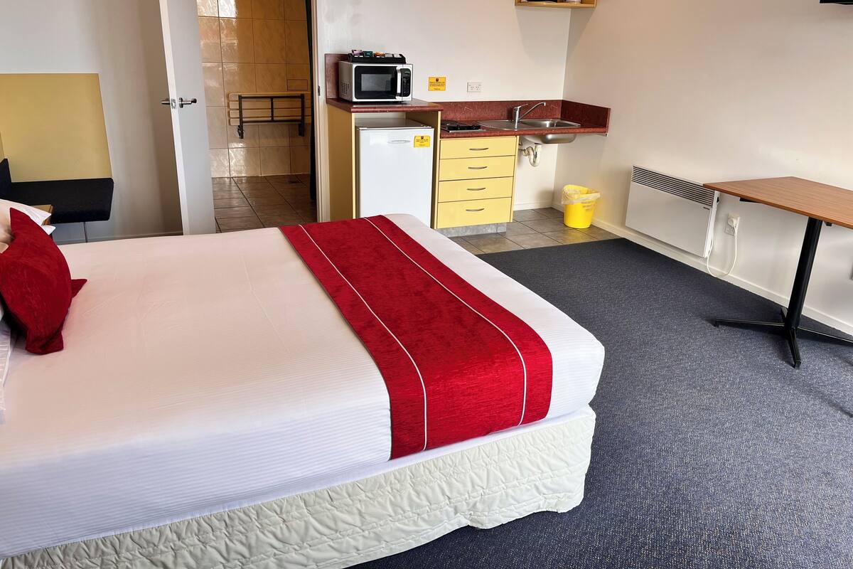 Studio, Room 15 | Premium bedding, iron/ironing board, cribs (surcharge), WiFi (free)