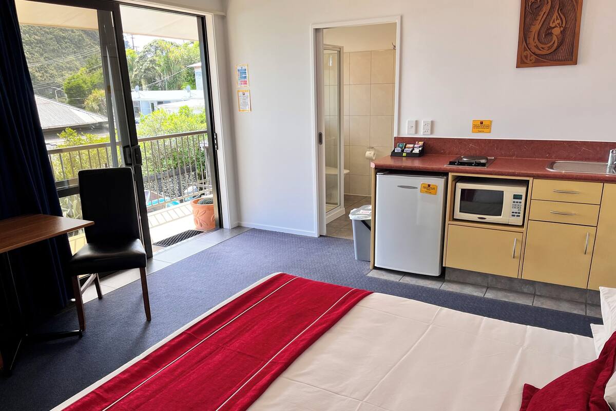 Studio, Room 12 | Premium bedding, iron/ironing board, cribs (surcharge), WiFi (free)