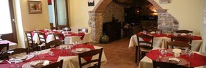 Breakfast, lunch, dinner served; Italian cuisine