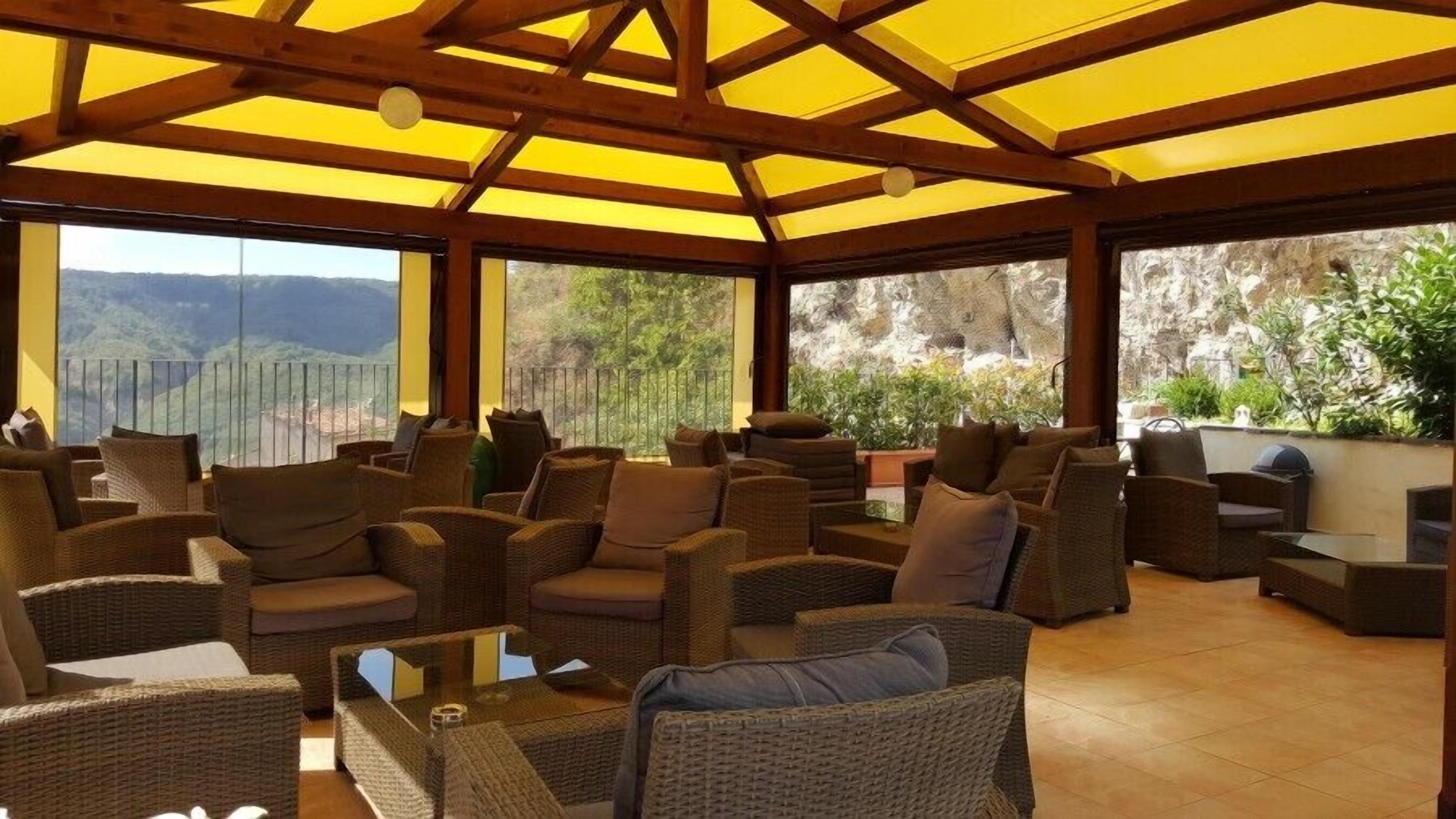 مقصورة في الحديقة