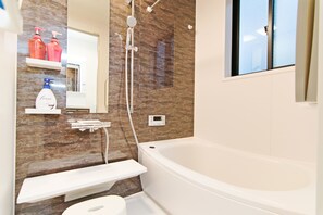 Premium Apartment, Multiple Beds | Deep soaking bathtub