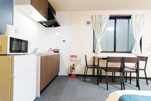 Premium Apartment, Multiple Beds | Private kitchenette | Fridge, microwave, stovetop, electric kettle